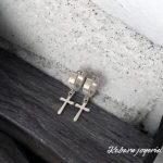 Hugies color plata acero inoxidable cruz