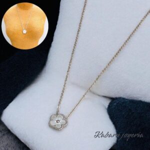 Collar color plata acero inoxidable trebol