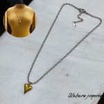 Collar color plata acero inoxidable corazon dorado