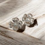 Pendientes color plata acero inoxidable flor perla