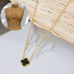 Collar dorado acero inoxidable trebol negro