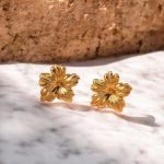 Aretes dorados acero inoxidable flor